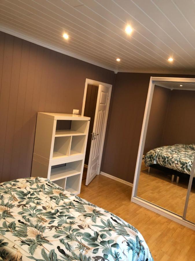 Ferienwohnung Den Gule Huset Lyngdal Exterior foto