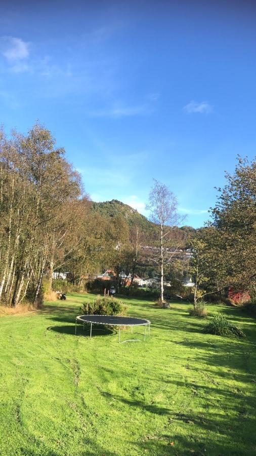 Ferienwohnung Den Gule Huset Lyngdal Exterior foto