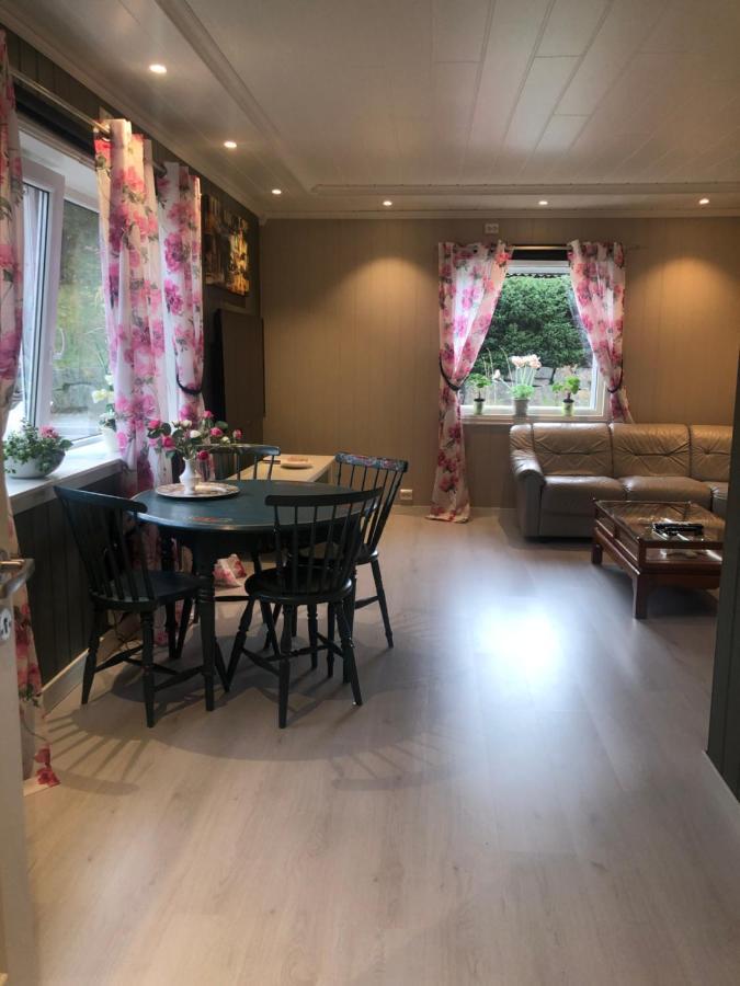 Ferienwohnung Den Gule Huset Lyngdal Exterior foto